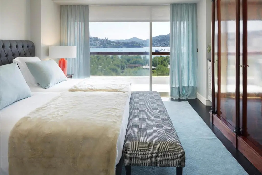 Playa de la Concha 10 by Feelfree Rentals
