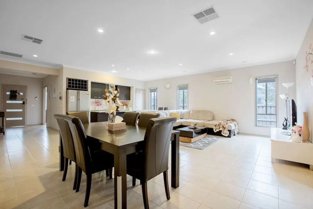 Gorgeous 4BR Home in Point Cook
