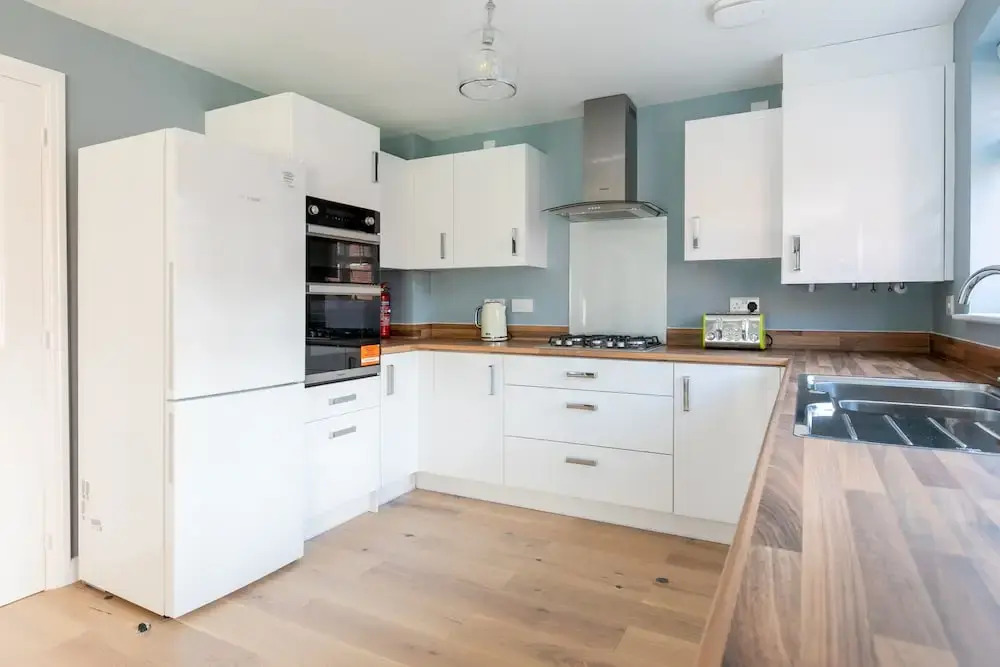 4 Bedroom Detached House 5mins Walk to Shopping Village