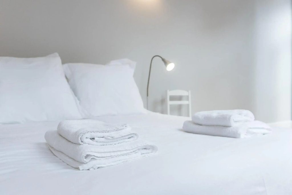 LovelyStay - Porto Windows with AC by central station