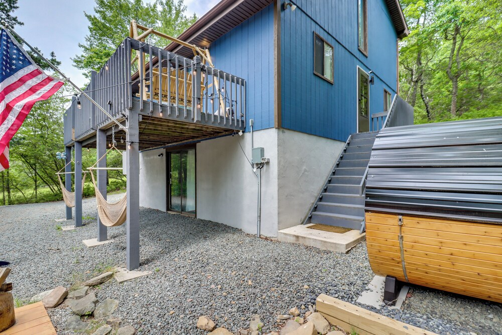 Hot Tub, Fire Pit & Barrel Sauna: Poconos Abode
