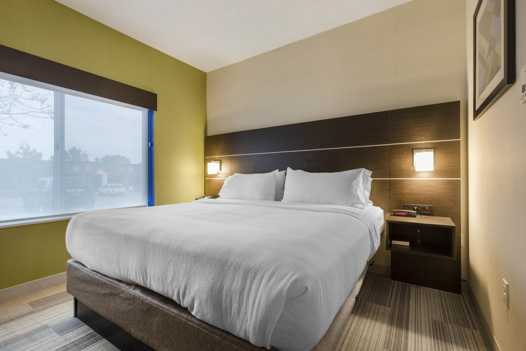 Holiday Inn Express & Suites Chicago West - St Charles by IHG