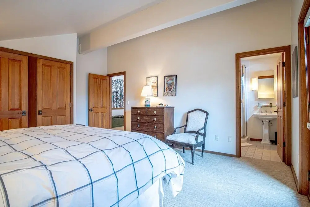 River House - 4BD Riverfront, Hot Tub, Near SV Ski Lifts!