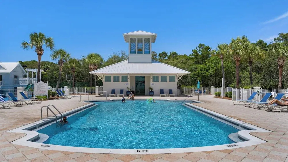 Private Splash Pool + Carriage House, 1 House to Beach w/ Beach Chair Setup!