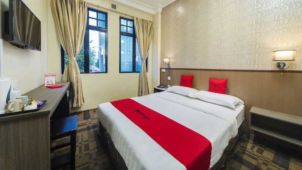 RedDoorz Plus near Lavender Street