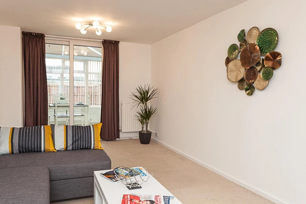 Gatwick Place- 4 bed 2 Bath Self Contained House Ideal for Keyworkers
