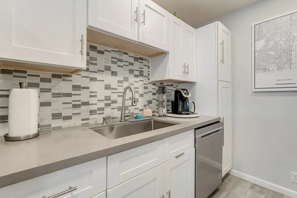2 Mi to Old Town Scottsdale: Sleek Apartment