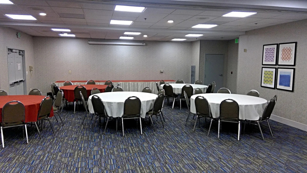 Holiday Inn Express & Suites Tracy by IHG
