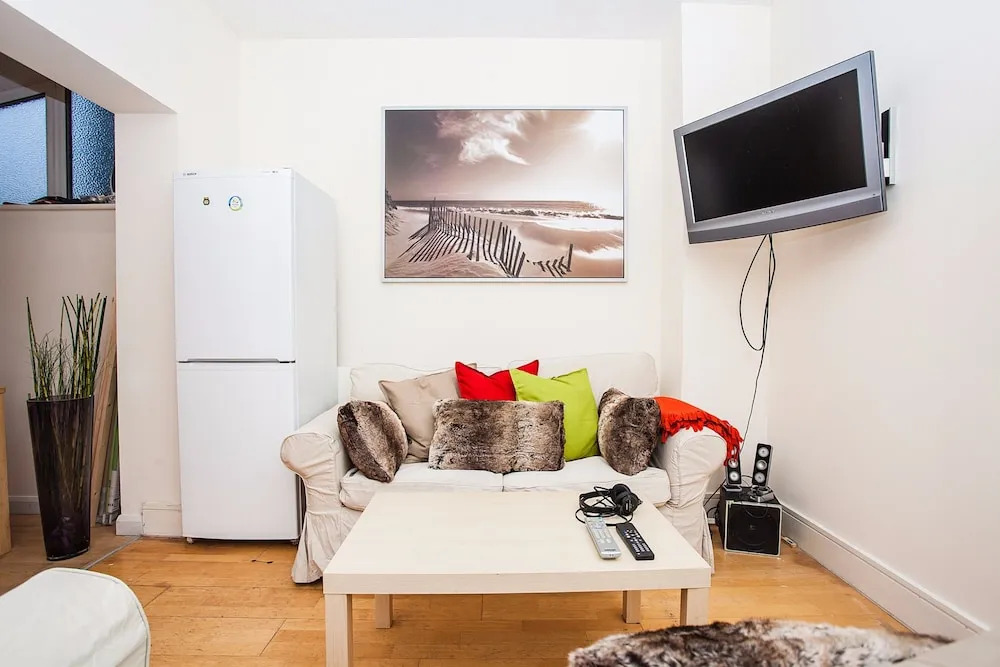 Modern & Spacious Home on Old Kent Road