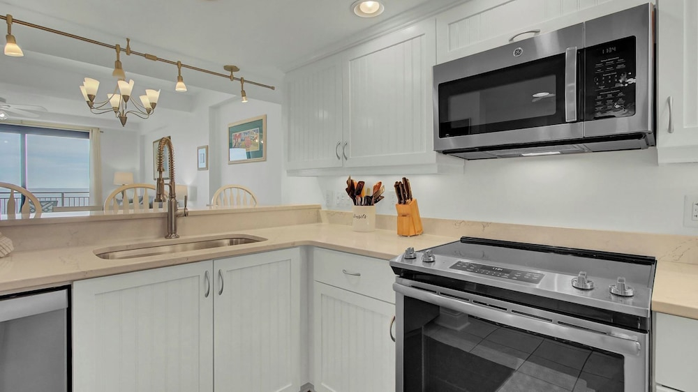 401 A Shipwatch by Avantstay Beachfront Condo w/ Community Pool Access!