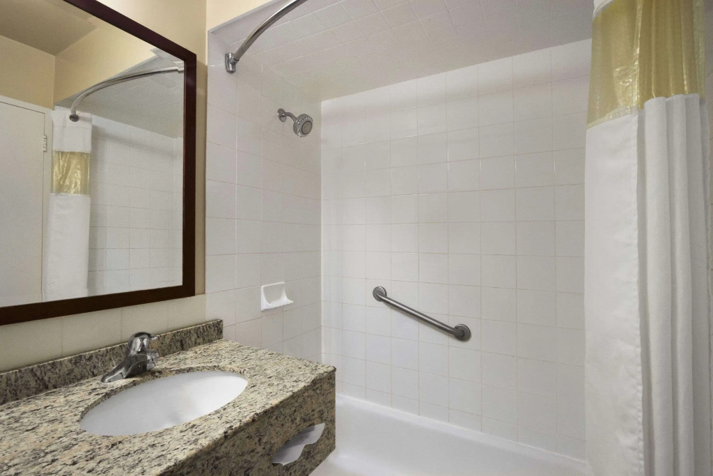Travelodge by Wyndham Richmond Hill