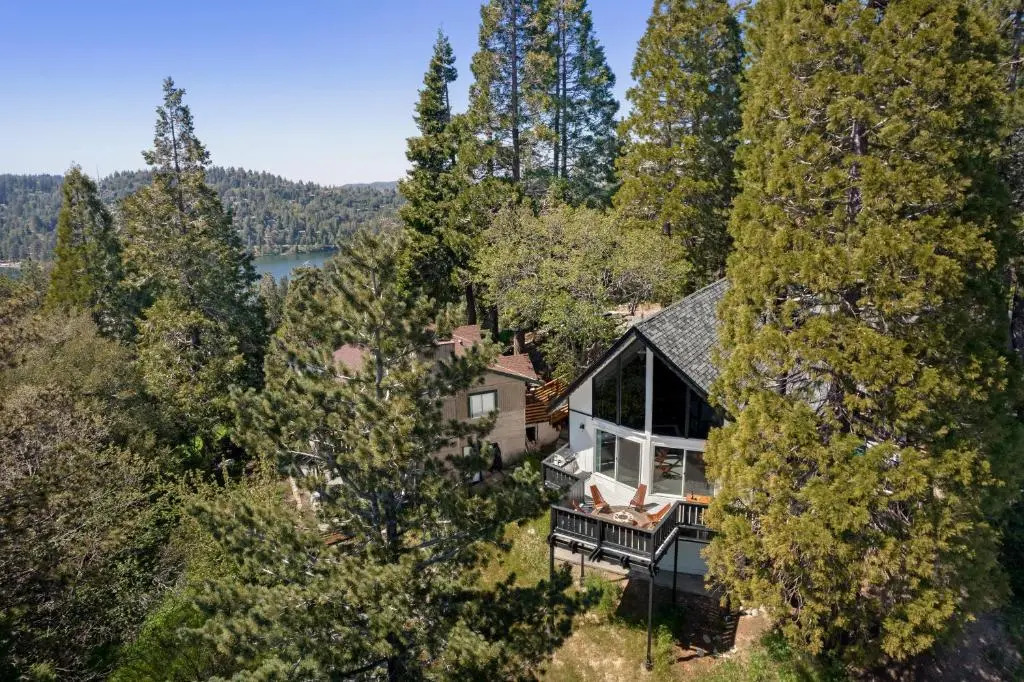 Hot Tub, Fire Pit, Deck Views, Near the Lake The Matterhorn Manor by Avantstay