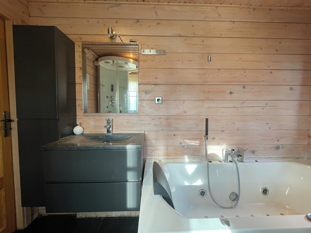 Villa with Sauna & Tub