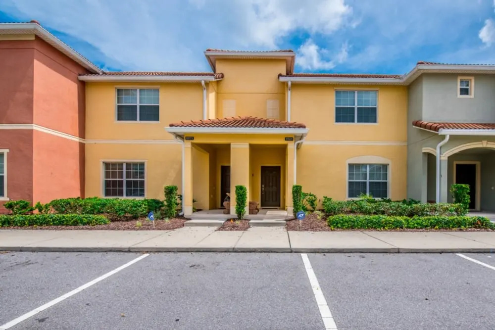 4 Bedroom 3 Bathroom Town Home With Pool