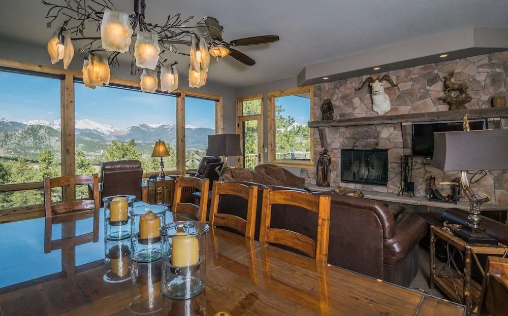 Garlands' Alpine Lodge Luxury Vacation At Windcliff 3 Bedroom Home by RedAwning