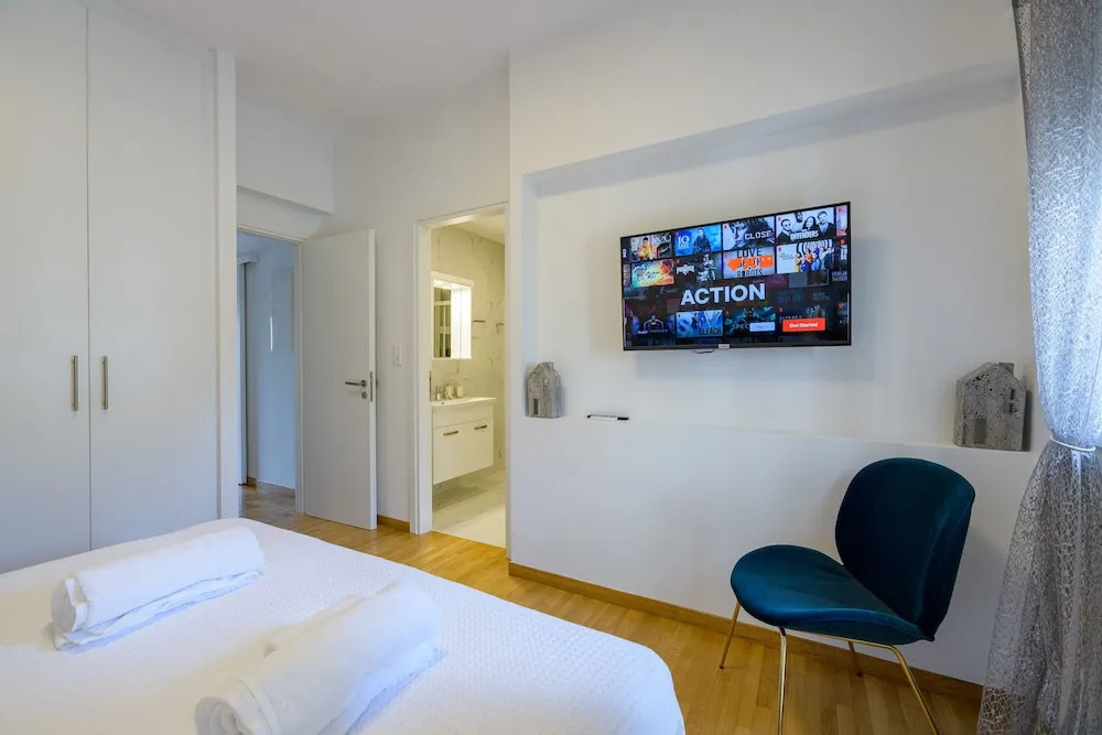 Lush Emerald apt in the heart of Athens