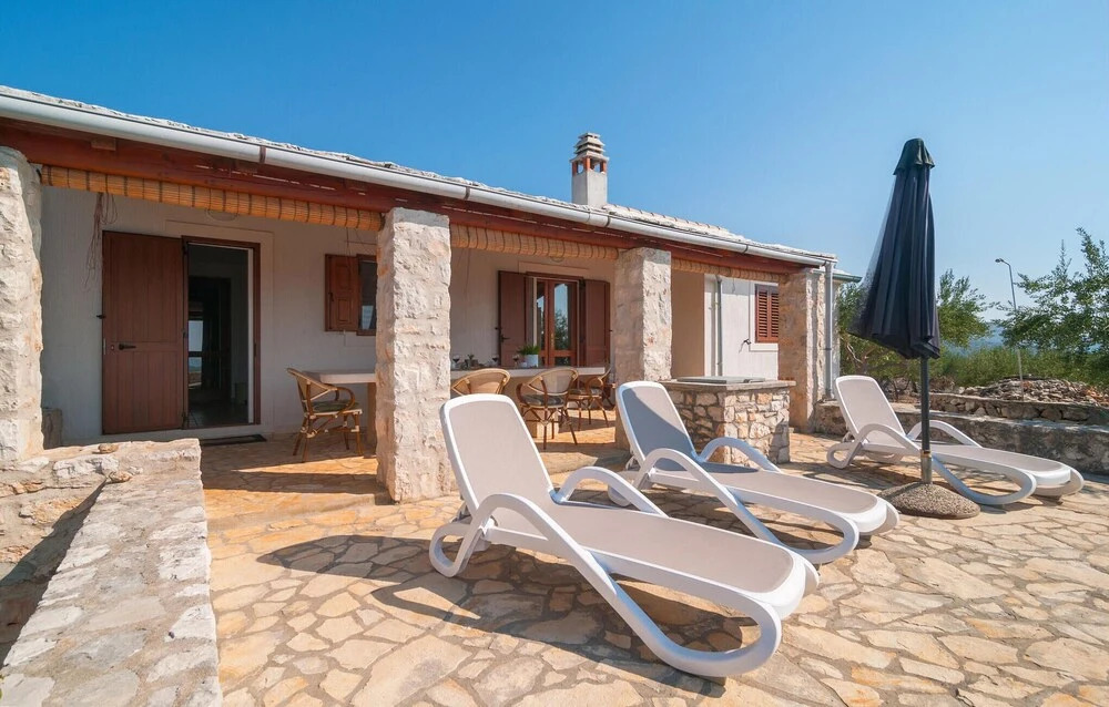 Amazing Home in Sutivan With 2 Bedrooms, Wifi and Private Swimming Pool