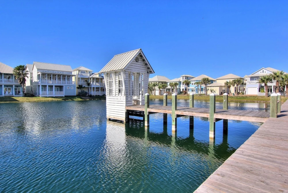Cinnamon Shore- Beached Inn 236 BE
