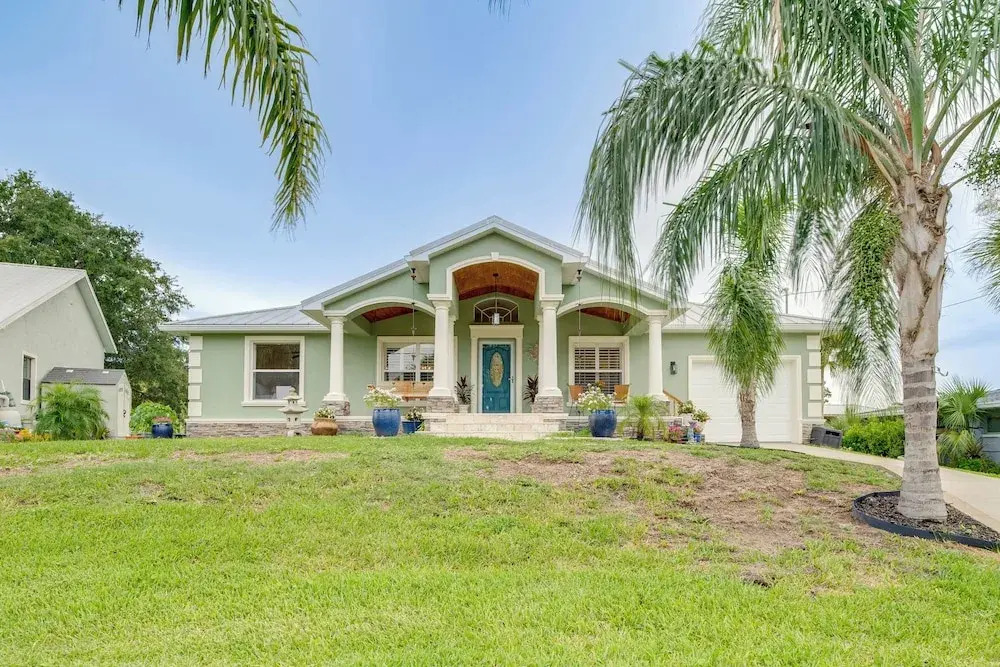 Canal-front Relaxation: Crystal River Home w/ Dock