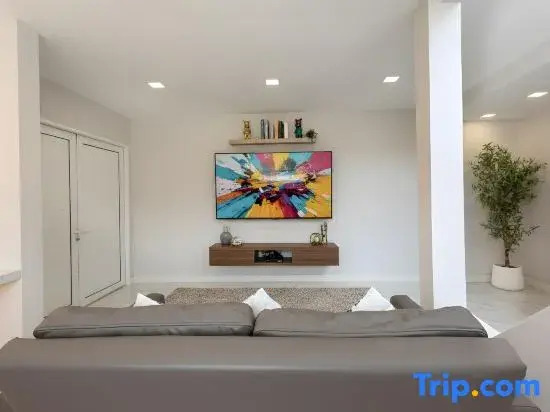 Bangkoks most beautiful modern villa-with massage