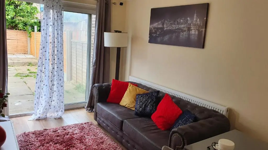 Elegant Home in Dagenham with free wi fi & free parking