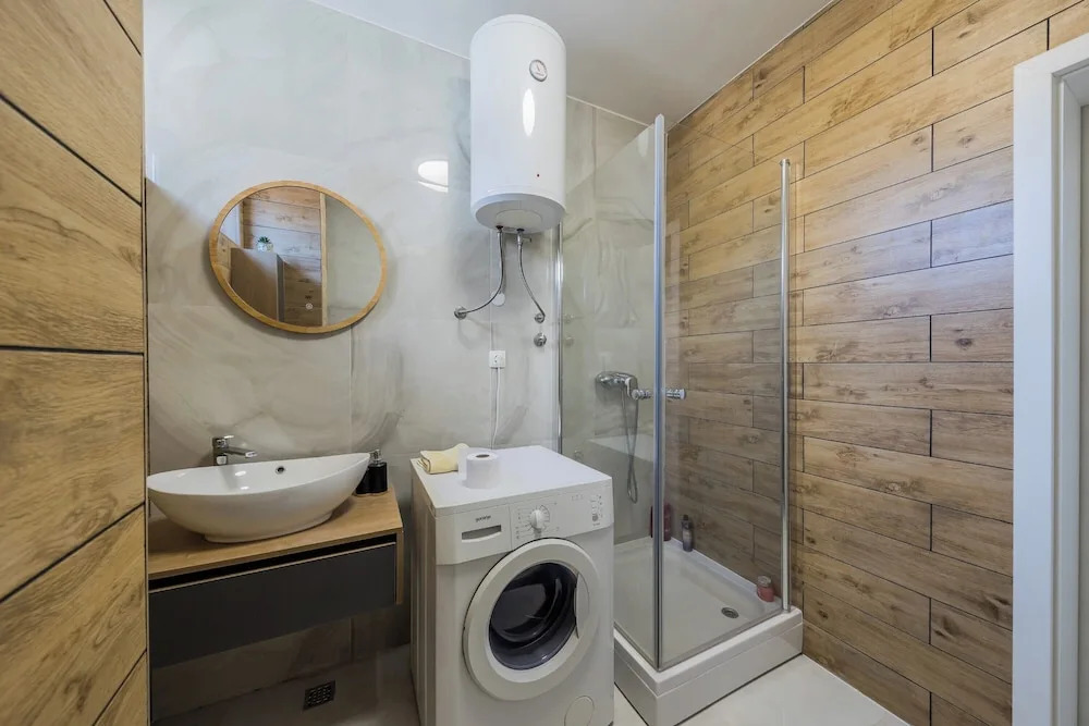 Spacious seafront apartments Karlo