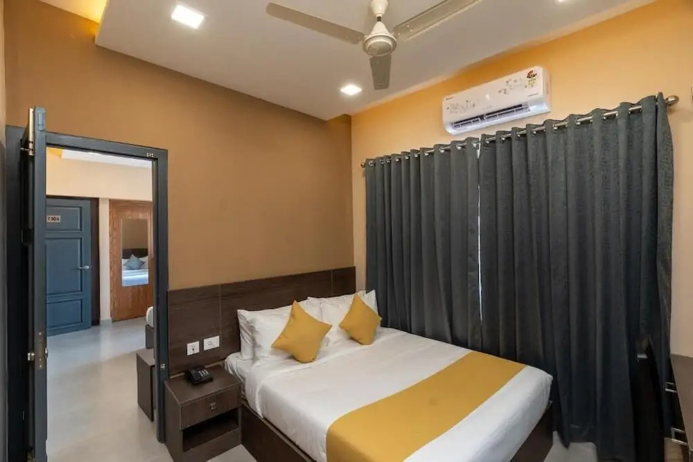 Saravana Grand Suites - A Unit of Saravana Bhavan Veg Tables Kochi