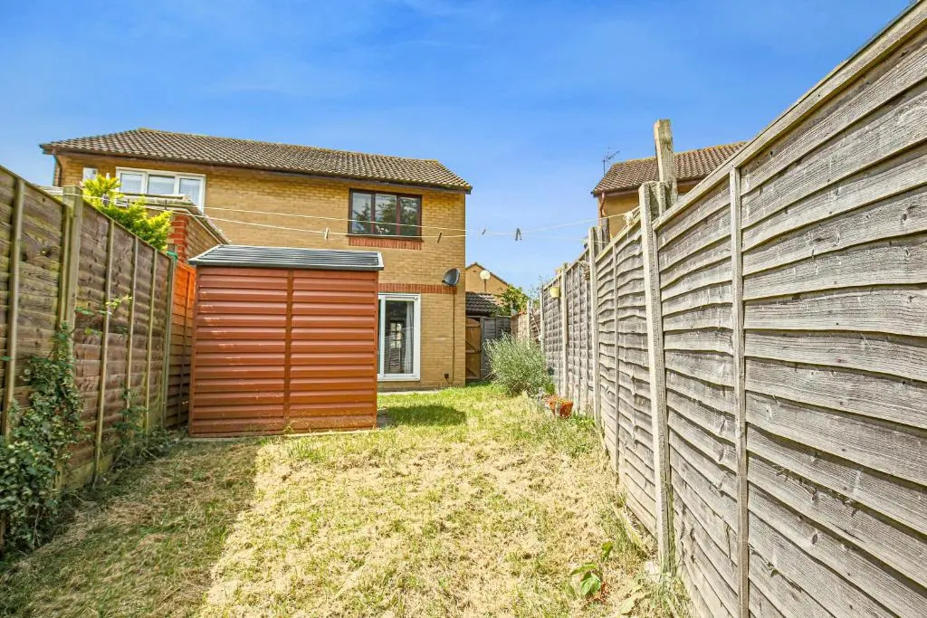 Cosy House - 7 minutes drive to City Centre - Fast Wifi, Smart TV with Netflix, Free Parking and Private Garden by Yoko Property