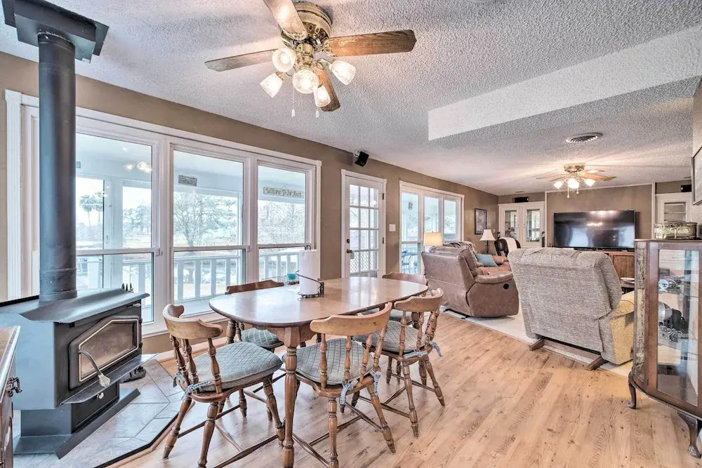 Lake Livingston Hideaway w/ Dock + Gas Grill!