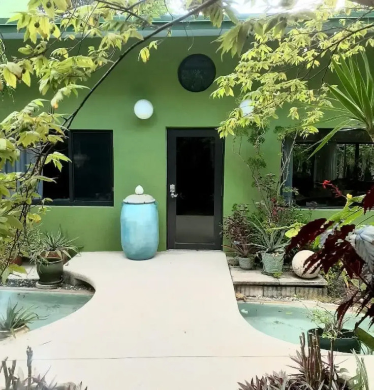 Unique Art Nature Hideaway Walkable to Wilton Drive