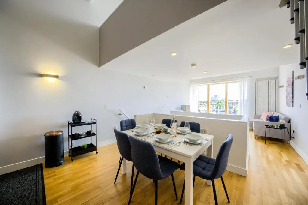 Coventry Luxury Townhouse City Centre Private Parking Sleeps 9 by EMPOWER HOMES rates incl VAT