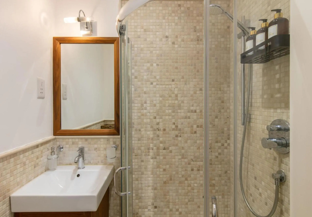 Spacious 4-bedroom mews house with private garage