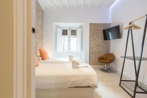 Te1A-El Teatro Brick Wall Suite Prime Location
