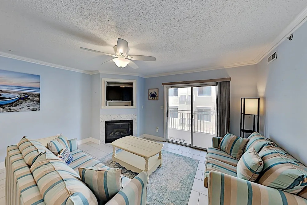 Bayside W/ Pool - Walk To Beach & Dining 2 Bedroom Condo