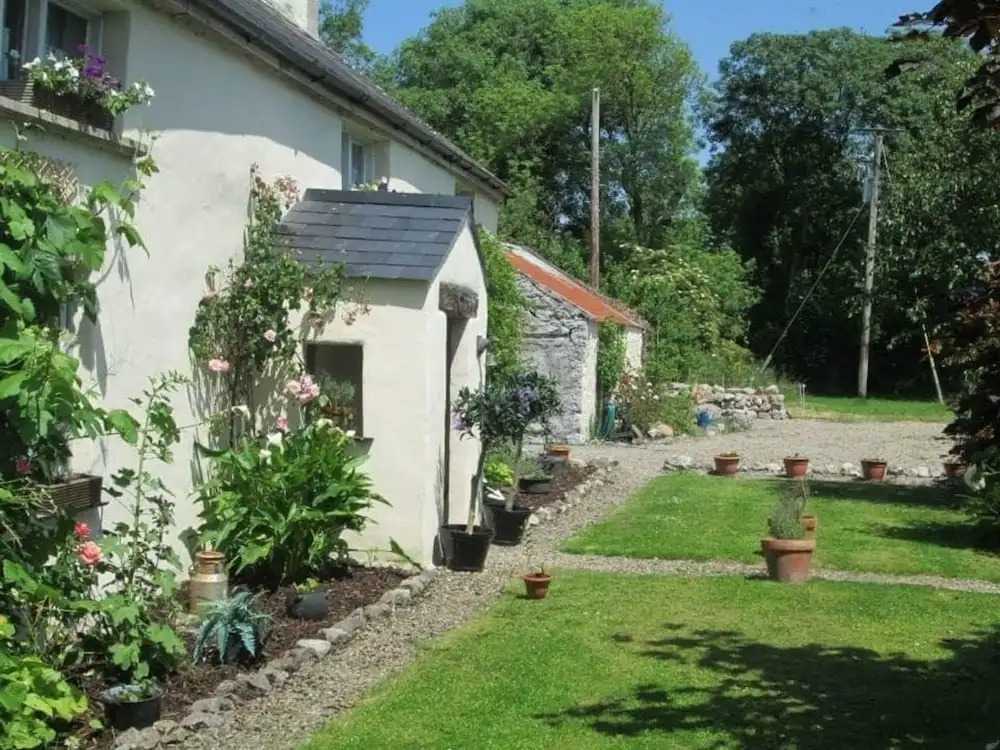 300 year old tradition irish cottage