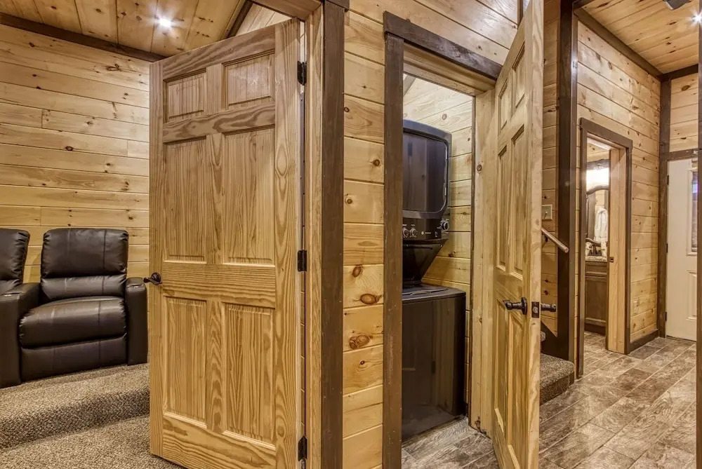 ERN823 - EAGLE FALLS - GREAT LOCATION WITH PRIVATE HEATED INDOOR POOL! CLOSE TO TOWN! cabin