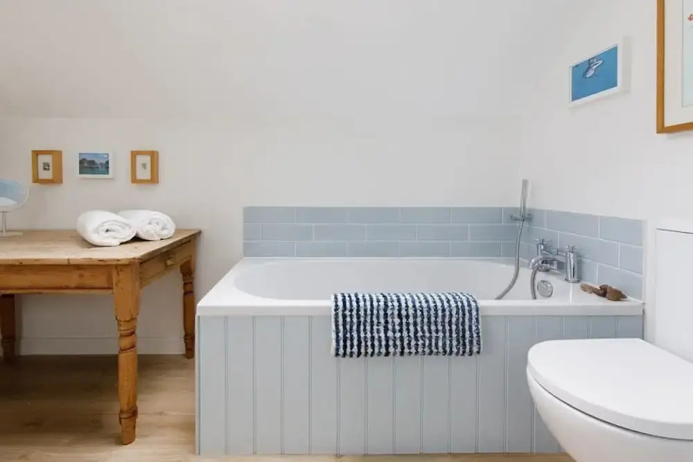 Pretty Coastal Home in Bosham Close to Water
