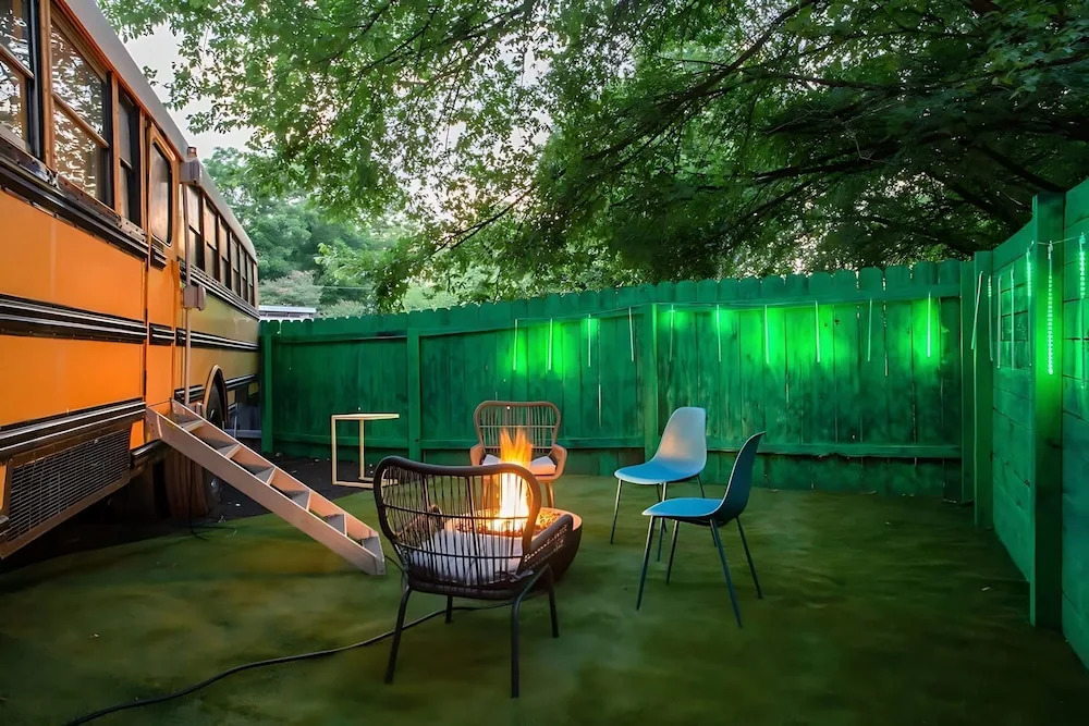 Pool  HotTub  Magic School Bus  5 mins to Downtown, Austin