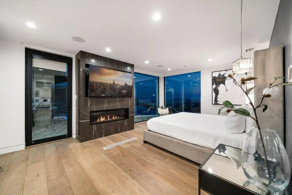 Modern Smart Home With Spectacular Views
