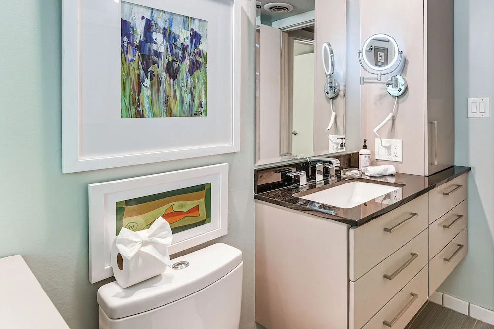 Pool Access! Sleek Condo, 2 Mi to Memorial Park