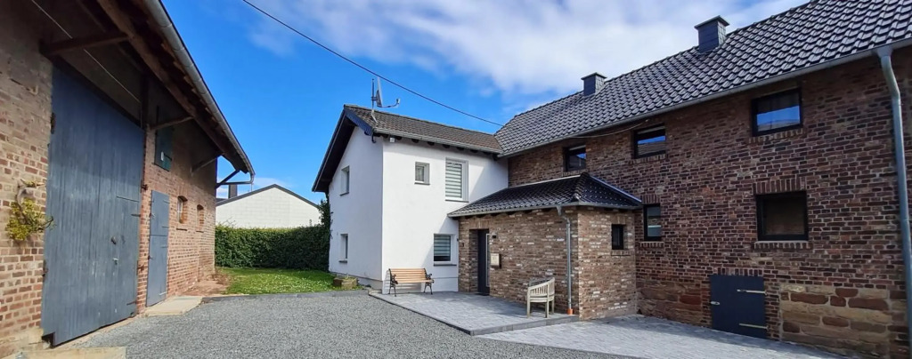 Eifelhof mit Obstbaumwiese
