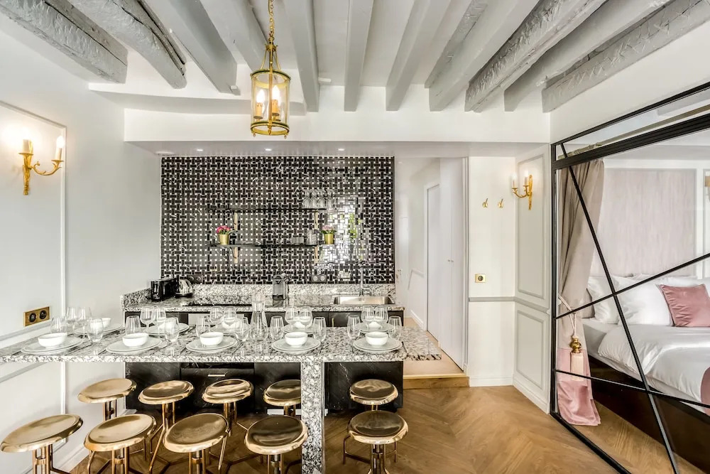 Luxury 4 Bedroom 3 Bathroom Louvre - AC