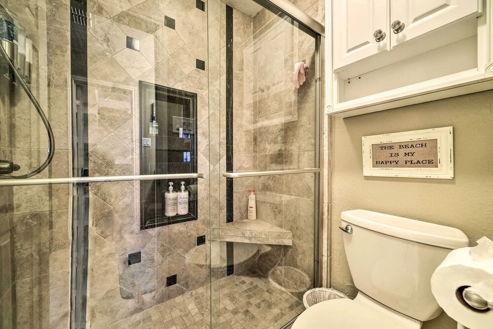 Bright and Breezy Condo, 2 Mi to Whitecap Beach!