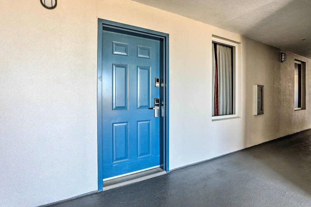 1 Mi to Disney: Lakefront Condo w/ Pool Access!