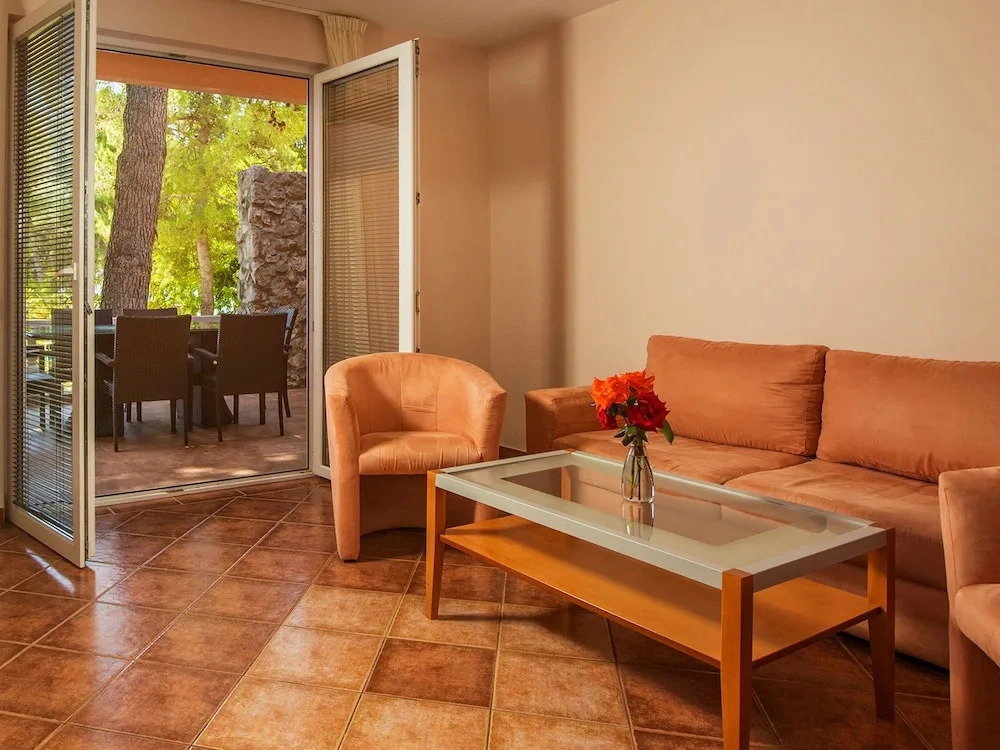 Well-Kept Apartment with AC Just 12km From Sibenik