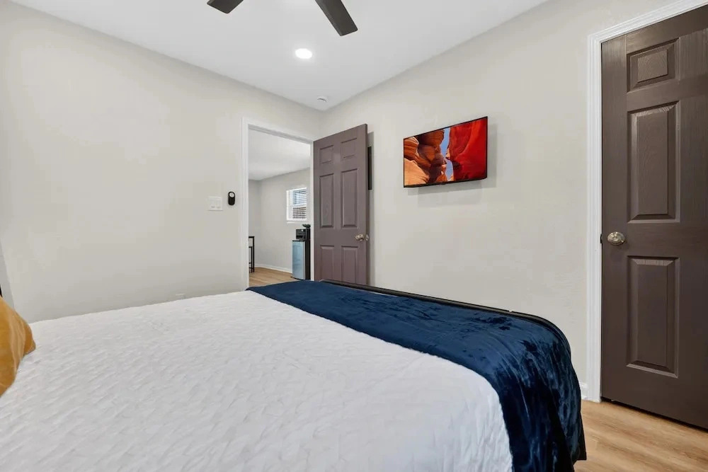 Lovely and Stylish Modern Home Near Downtown