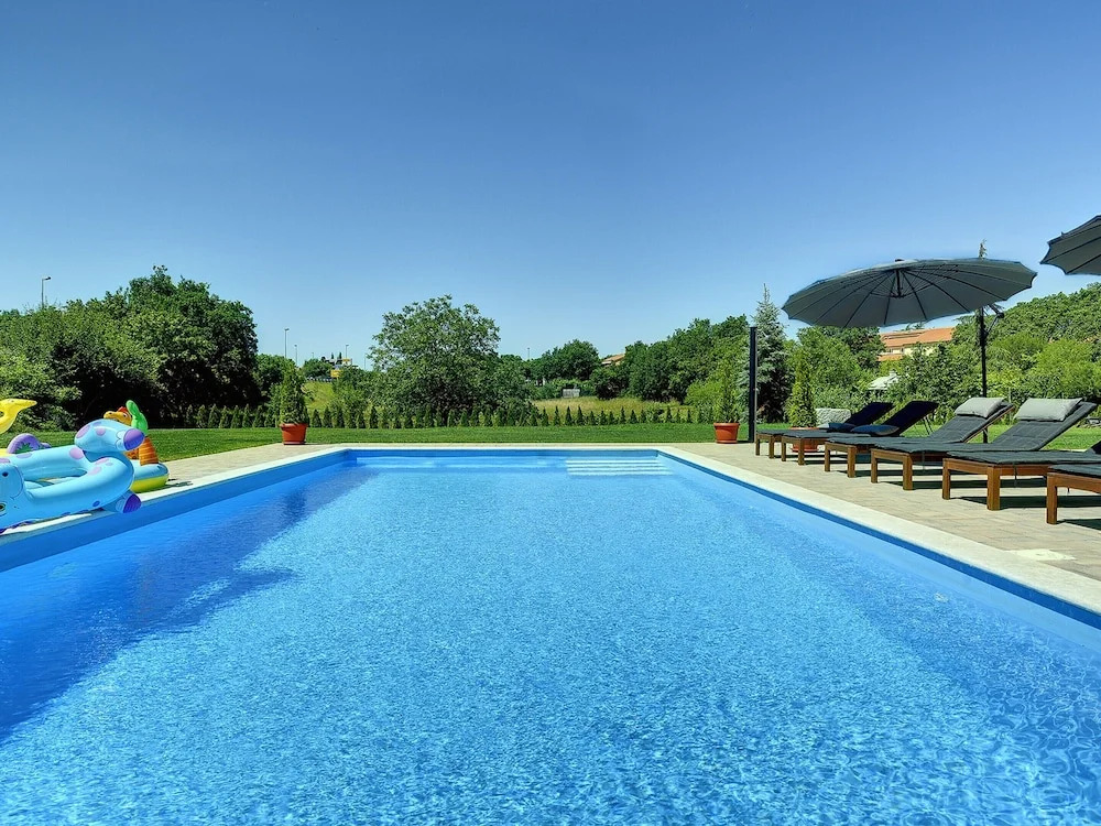 Villa in Rovinj with Private Pool and Sea Nearby