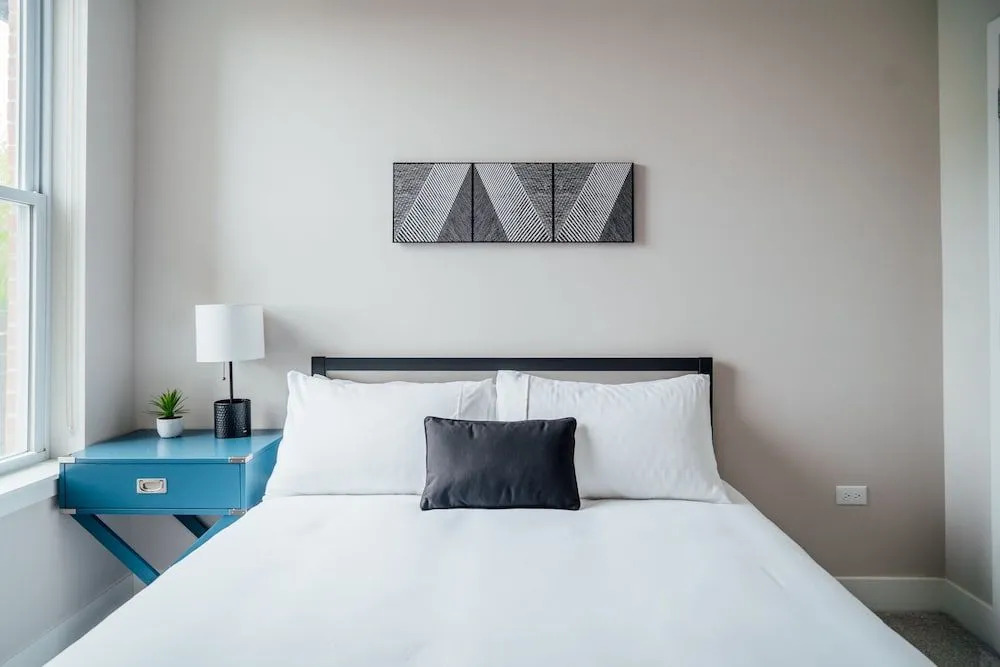 Bright Stylish 2BR Apt in Oak Brook