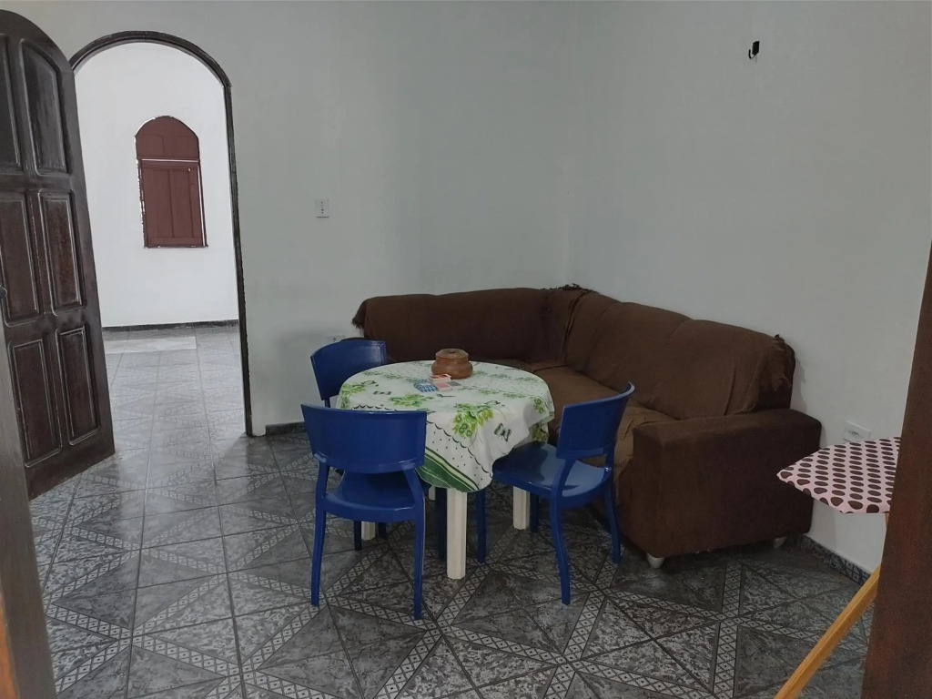 Casa grande em área central, bem iluminada e vent.