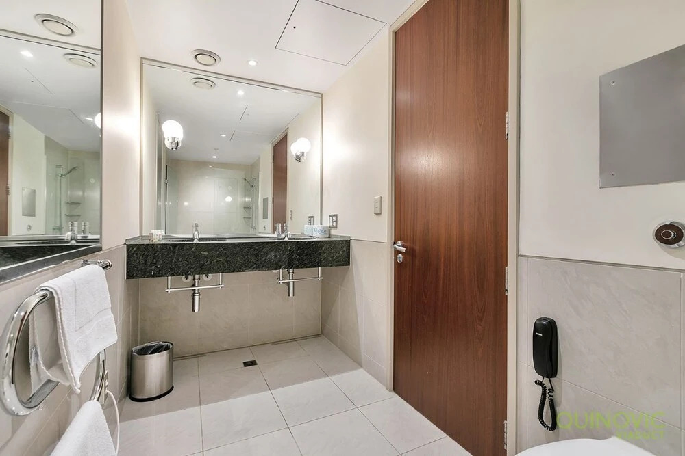 QV Central Upscale Apt in a Hotel (929)